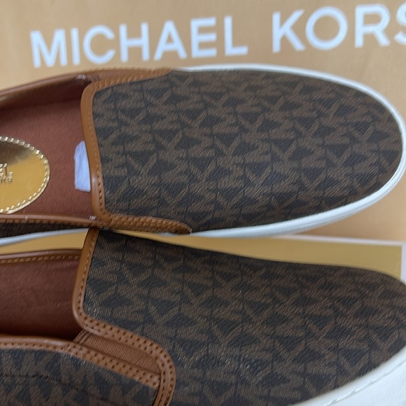 Michael Kors TEDDI SLIP ON
MK SIGNATURE SM
49FOTDFP3B
Platforms - Sneakers - Picture 15 of 16